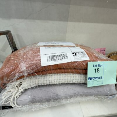 EX STAGING - LOT WITH 2 THROWS, 2 QUEEN COVERLETS, SOLD AS IS EX STAGING - LOT WITH 2 THROWS, 2 QUEEN COVERLETS, SOLD AS IS