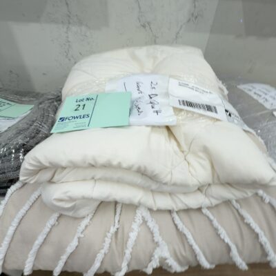 EX STAGING - LOT WITH 2 X DOULBE QUILT INSERTS & COVERS, SOLD AS IS EX STAGING - LOT WITH 2 X DOULBE QUILT INSERTS & COVERS, SOLD AS IS
