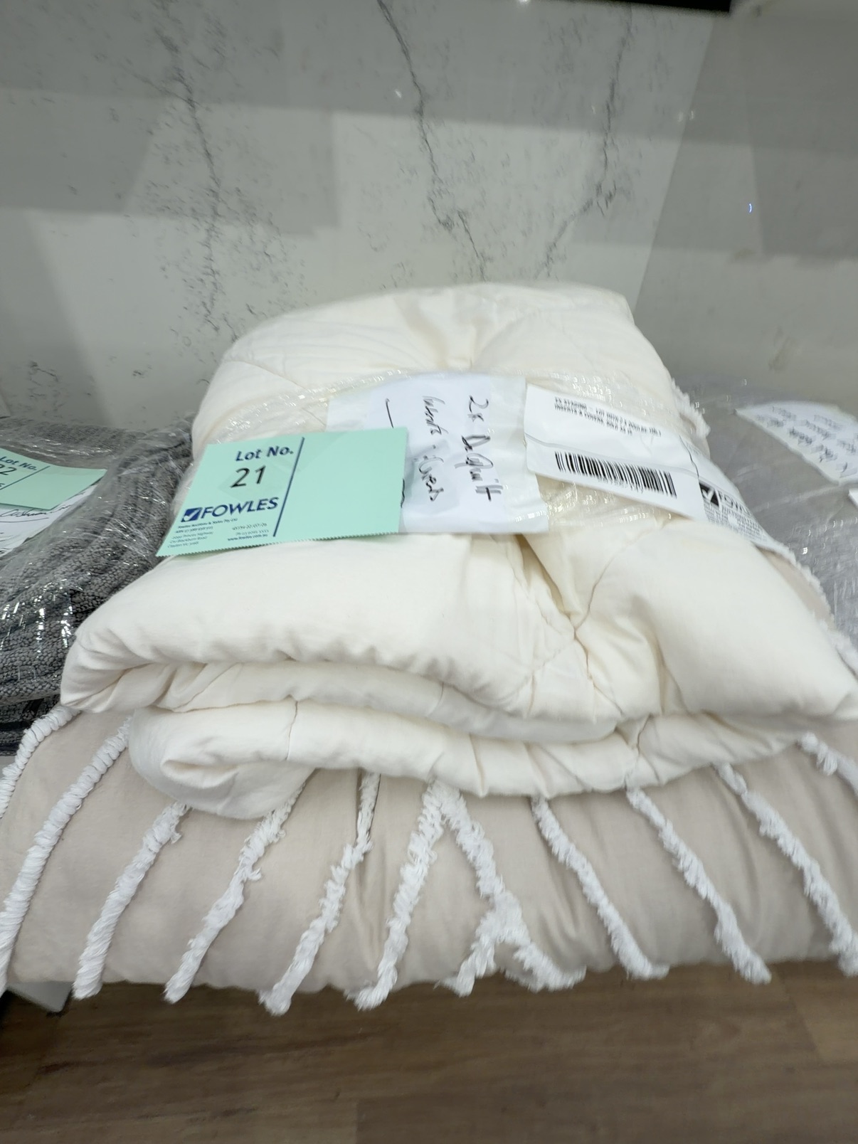 EX STAGING - LOT WITH 2 X DOULBE QUILT INSERTS & COVERS, SOLD AS IS EX STAGING - LOT WITH 2 X DOULBE QUILT INSERTS & COVERS, SOLD AS IS