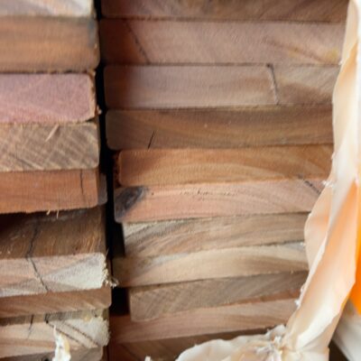135X19 FEATURE GRADE SPOTTED GUM DECKING- (PACK CONSISTS OF RANDOM SHORT LENGTHS)