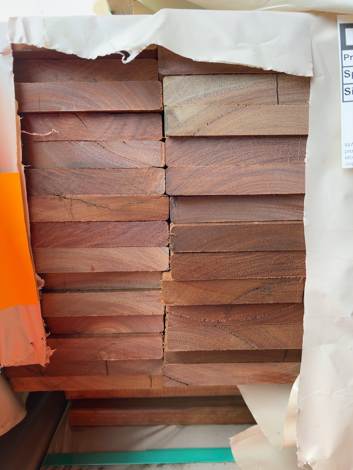 135X19 FEATURE GRADE SPOTTED GUM DECKING- (PACK CONSISTS OF RANDOM SHORT LENGTHS) 135X19 FEATURE GRADE SPOTTED GUM DECKING- (PACK CONSISTS OF RANDOM SHORT LENGTHS)