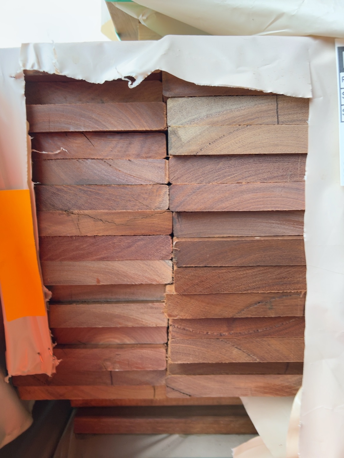 135X19 FEATURE GRADE SPOTTED GUM DECKING- (PACK CONSISTS OF RANDOM SHORT LENGTHS) 135X19 FEATURE GRADE SPOTTED GUM DECKING- (PACK CONSISTS OF RANDOM SHORT LENGTHS)
