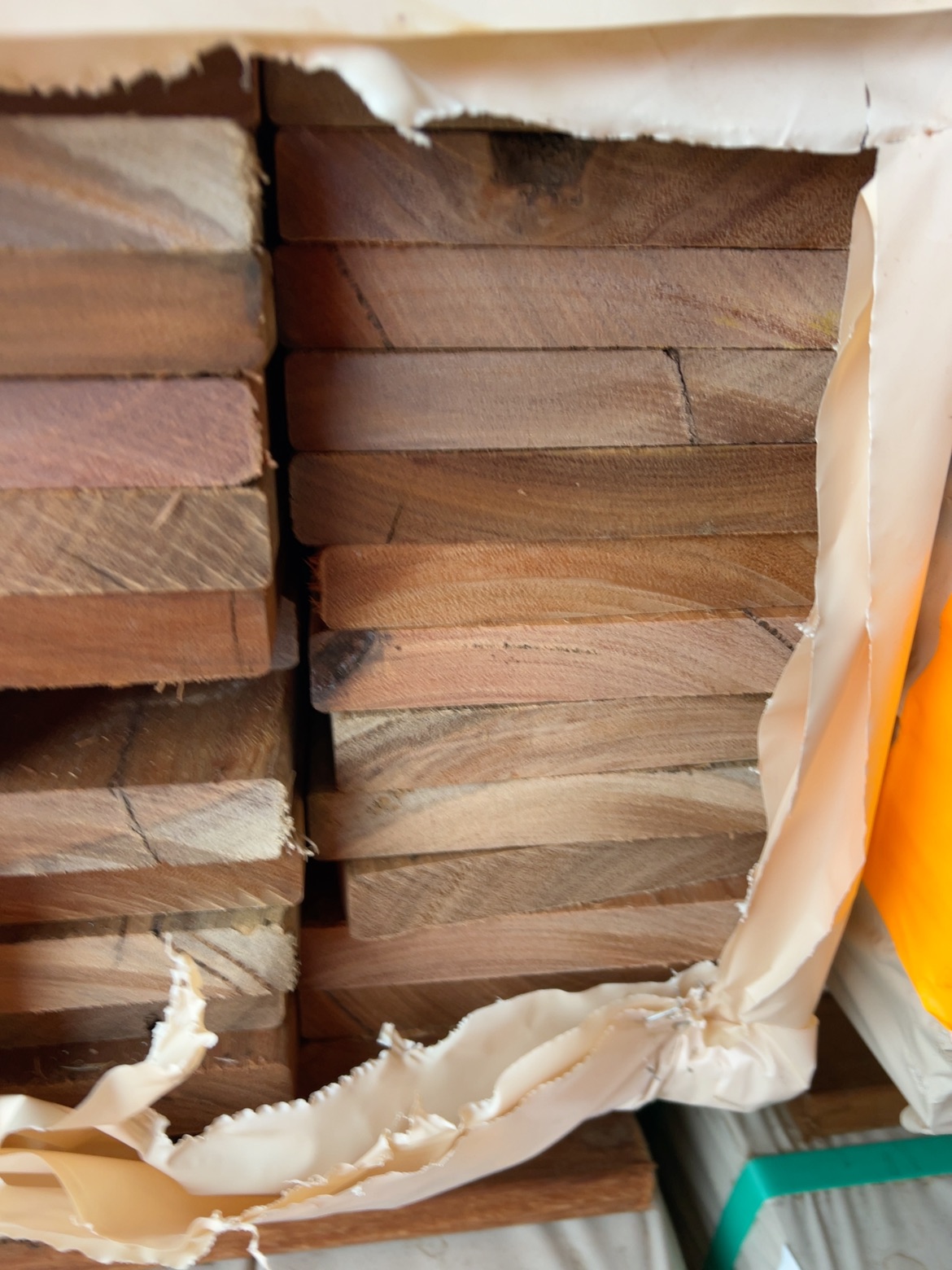 135X19 FEATURE GRADE SPOTTED GUM DECKING- (PACK CONSISTS OF RANDOM SHORT LENGTHS) 135X19 FEATURE GRADE SPOTTED GUM DECKING- (PACK CONSISTS OF RANDOM SHORT LENGTHS)