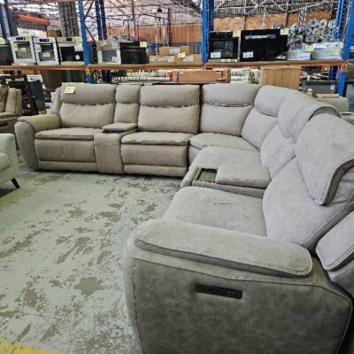 BOND LATTE FABRIC CORNER LOUNGE SUITE, WITH 2 STORAGE & TECH CONSOLES, WITH 3 ELECTRIC RECLINERS & POWERED HEAD RESTS, SOLD AS IS