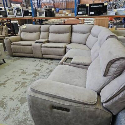 BOND LATTE FABRIC CORNER LOUNGE SUITE, WITH 2 STORAGE & TECH CONSOLES, WITH 3 ELECTRIC RECLINERS & POWERED HEAD RESTS, SOLD AS IS
