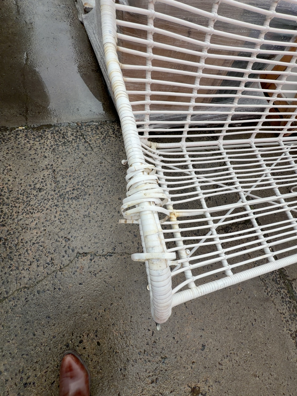 EX STAGING- 2 SEATER WHITE RATTAN LOOK SOFA , SOLD AS IS EX STAGING- 2 SEATER WHITE RATTAN LOOK SOFA , SOLD AS IS