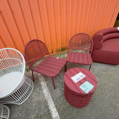 EX STAGING - BURGUNDY SETTING, 2 X CHAIR & SMALL COFFEE TABLE, SOME DAMAGE, SOLD AS IS EX STAGING - BURGUNDY SETTING, 2 X CHAIR & SMALL COFFEE TABLE, SOME DAMAGE, SOLD AS IS
