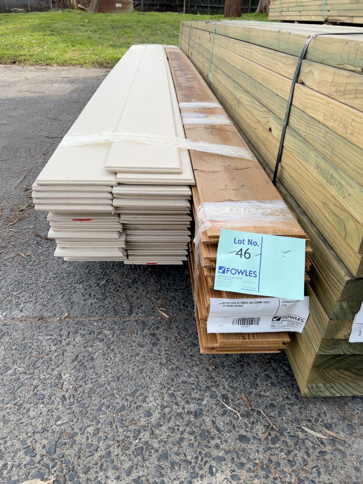 MIXED PACK OF TIMBER AND CEMENT SHEET CLADDING BOARDS MIXED PACK OF TIMBER AND CEMENT SHEET CLADDING BOARDS