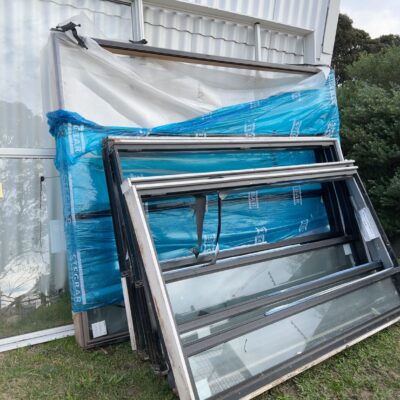 ASSORTED PARTIALLY GLAZED ALUMINIUM WINDOWS AND FRAMES