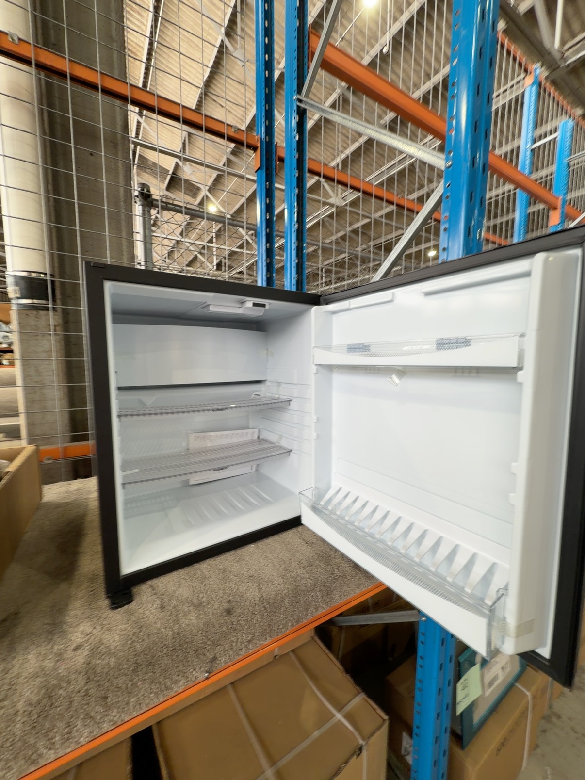 NEW DOMETIC 60 LITRE MINI BAR FRIDGE RH460LD, 12 MONTH WARRANTY NEW DOMETIC 60 LITRE MINI BAR FRIDGE RH460LD, 12 MONTH WARRANTY