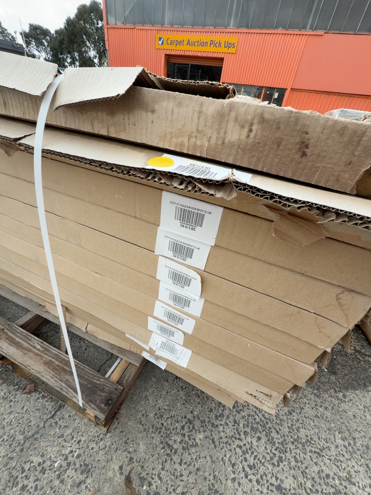 LOT OF 3 PALLETS - SHOWERCO SHOWERSCREENS SOLD AS IS LOT OF 3 PALLETS - SHOWERCO SHOWERSCREENS SOLD AS IS