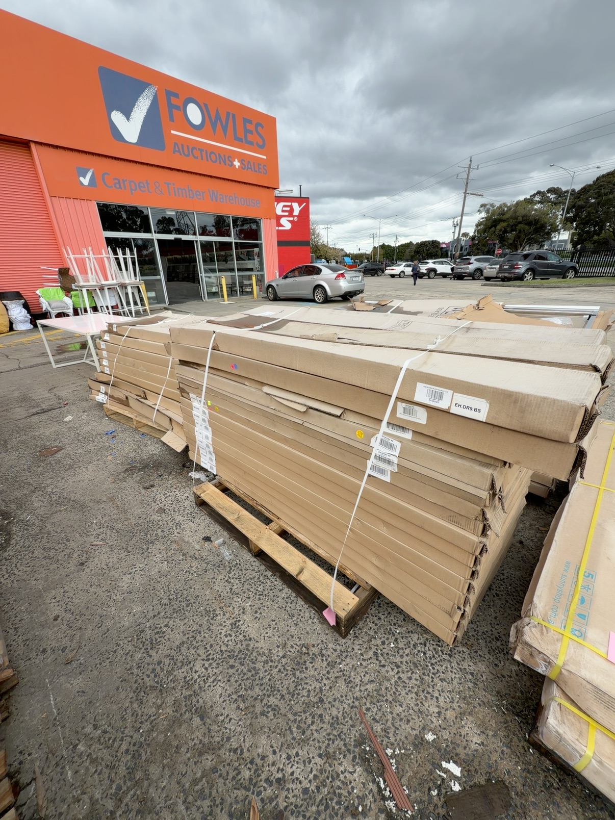 LOT OF 3 PALLETS - SHOWERCO SHOWERSCREENS SOLD AS IS LOT OF 3 PALLETS - SHOWERCO SHOWERSCREENS SOLD AS IS