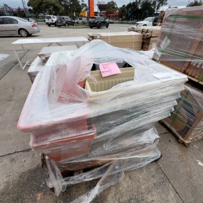 PALLET OF ASSORTED PLASTIC PLANT POTS, SOLD AS IS PALLET OF ASSORTED PLASTIC PLANT POTS, SOLD AS IS