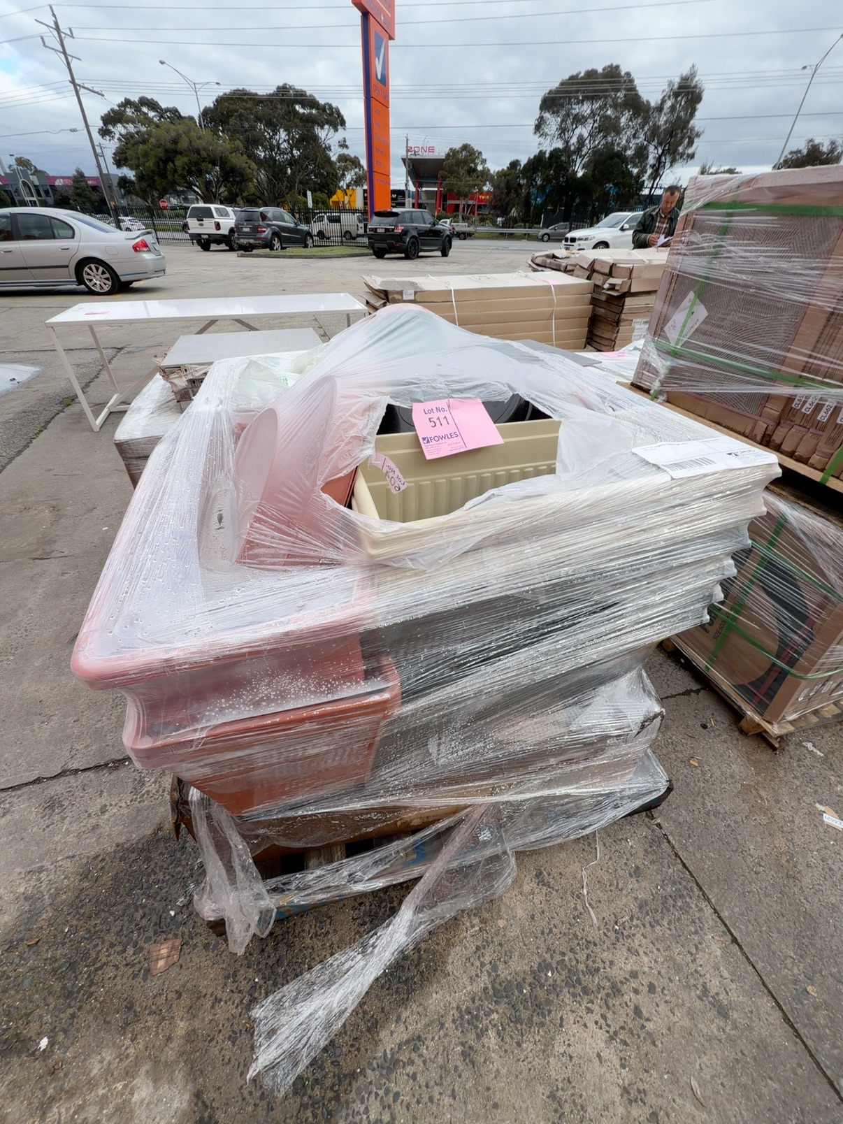 PALLET OF ASSORTED PLASTIC PLANT POTS, SOLD AS IS PALLET OF ASSORTED PLASTIC PLANT POTS, SOLD AS IS