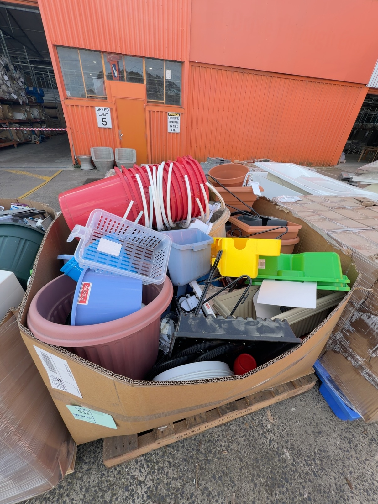 PALLET OF ASSORTED PLASTIC POTS & PLASTIC STORAGE, SOLD AS IS PALLET OF ASSORTED PLASTIC POTS & PLASTIC STORAGE, SOLD AS IS