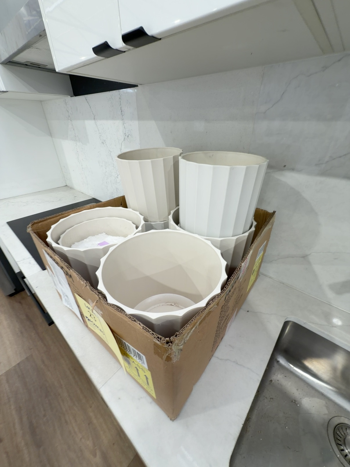 EX STAGING BOX OF PLANT POTS, SOLD AS IS EX STAGING BOX OF PLANT POTS, SOLD AS IS