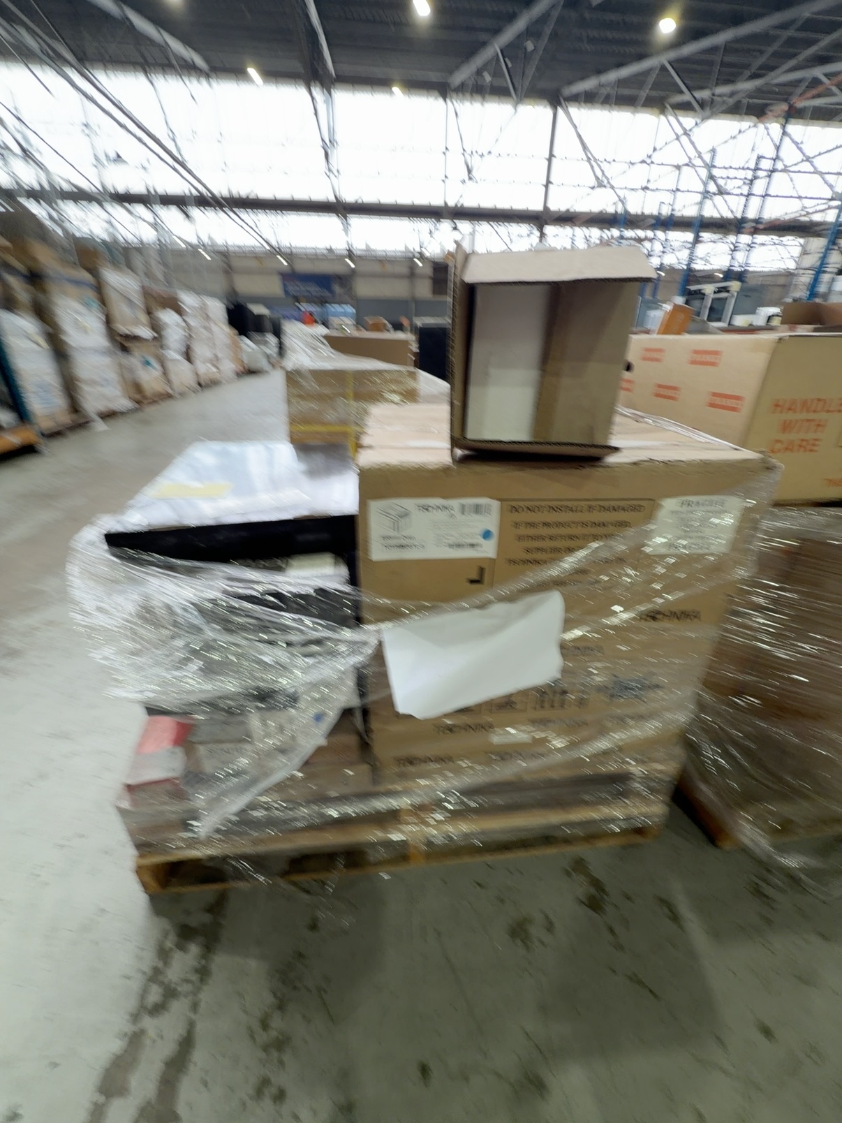 PALLET OF ASSORTED DESIGNER TAPWARE, TECHNIKA OVEN, FLUE ETC SOLD AS IS PALLET OF ASSORTED DESIGNER TAPWARE, TECHNIKA OVEN, FLUE ETC SOLD AS IS