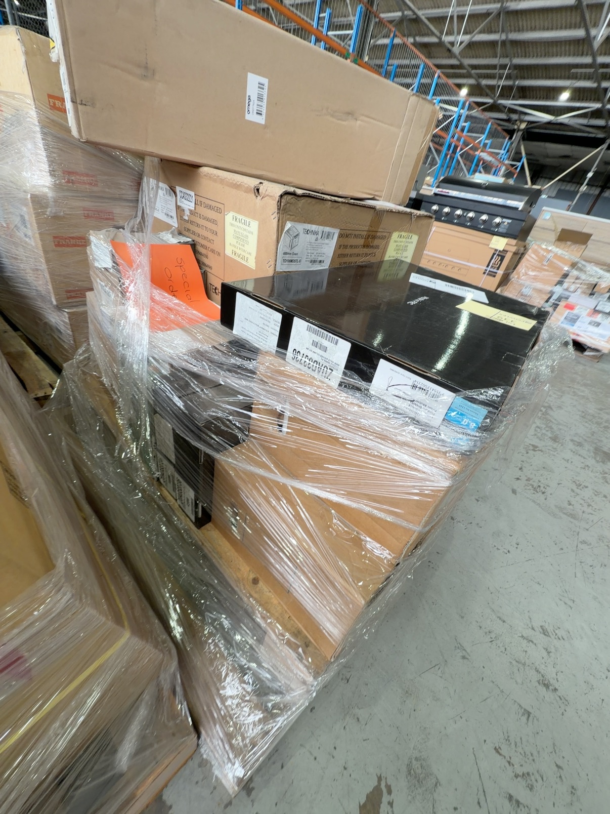 PALLET OF ASSORTED DESIGNER TAPWARE, TECHNIKA OVEN, FLUE ETC SOLD AS IS PALLET OF ASSORTED DESIGNER TAPWARE, TECHNIKA OVEN, FLUE ETC SOLD AS IS