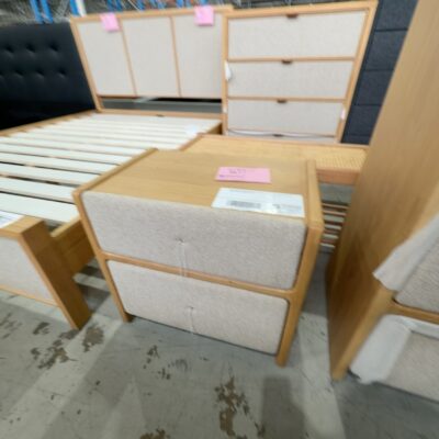 NEW ALICE AMERICAN OAK, BEIGE FABRIC UPHOLSTERED BEDSIDE TABLE NEW ALICE AMERICAN OAK, BEIGE FABRIC UPHOLSTERED BEDSIDE TABLE