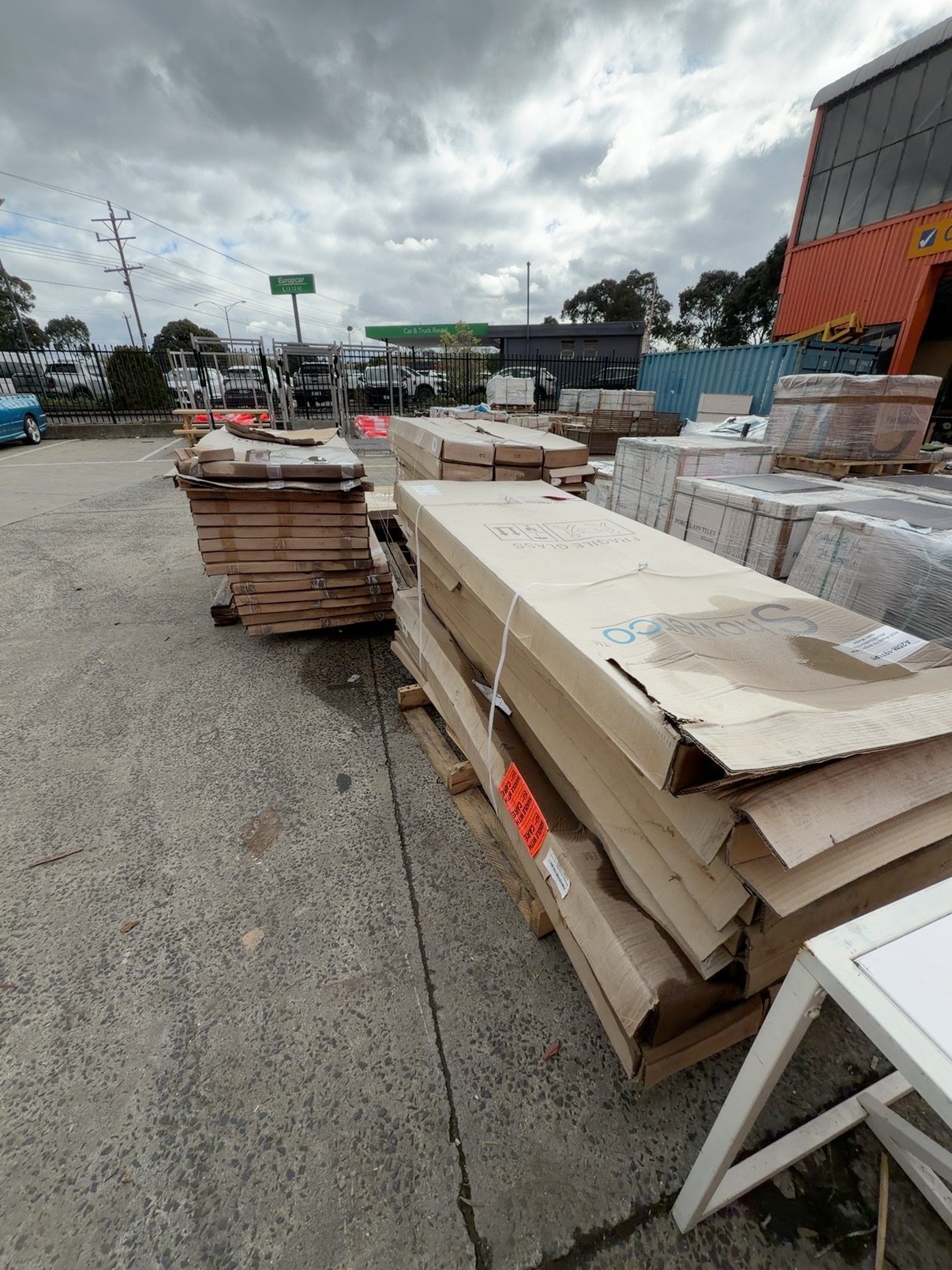 LOT OF 3 PALLETS - SHOWERCO SHOWERSCREENS SOLD AS IS LOT OF 3 PALLETS - SHOWERCO SHOWERSCREENS SOLD AS IS