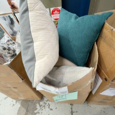 EX STAGING - BOX OF ASSORTED CUSHIONS, SOLD AS IS EX STAGING - BOX OF ASSORTED CUSHIONS, SOLD AS IS