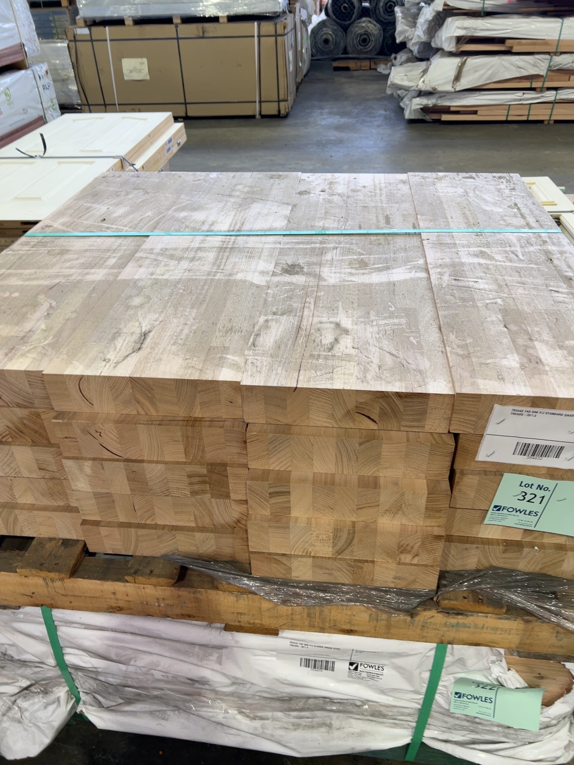 285X68 TAS OAK F/J STANDARD GRADE STAIR TREADS-20/1.0 285X68 TAS OAK F/J STANDARD GRADE STAIR TREADS-20/1.0