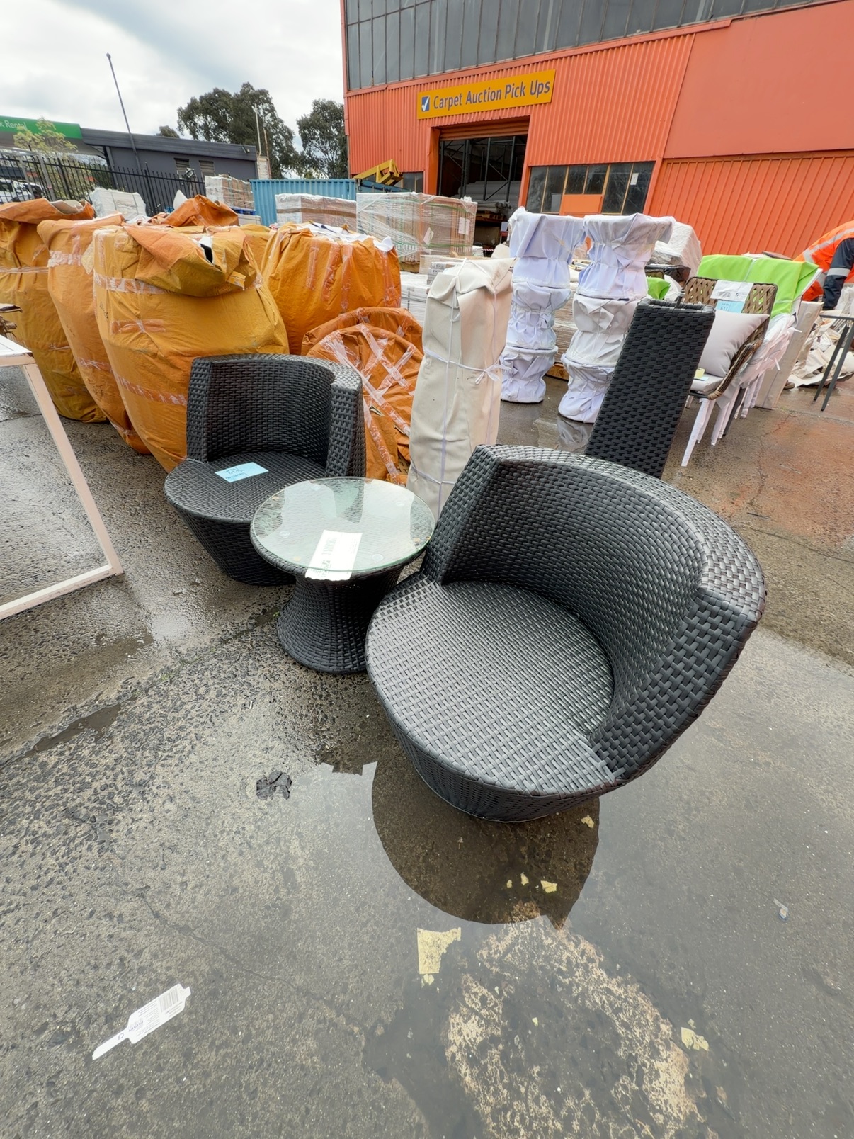 NEW BLACK RATTAN OUTDOOR SET - 2 CHAIRS WITH ROUND COFFEE TABLE WITH GLASS TOP - BLACK RATTAN NEW BLACK RATTAN OUTDOOR SET - 2 CHAIRS WITH ROUND COFFEE TABLE WITH GLASS TOP - BLACK RATTAN