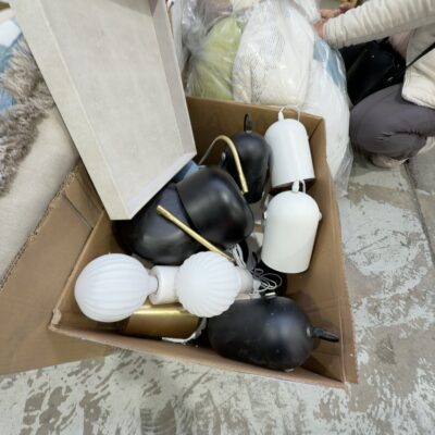 EX STAGING - LOT OF ASSORTED DECORATOR ITEMS, INCLUDES DESK LAMPS & POTS, SOLD AS IS EX STAGING - LOT OF ASSORTED DECORATOR ITEMS, INCLUDES DESK LAMPS & POTS, SOLD AS IS
