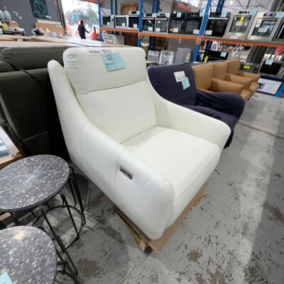SAMPLE CREAM LEATHER RECLINING ARM CHAIR, ELECTRIC **MISSING LEGS**SOLD AS IS
