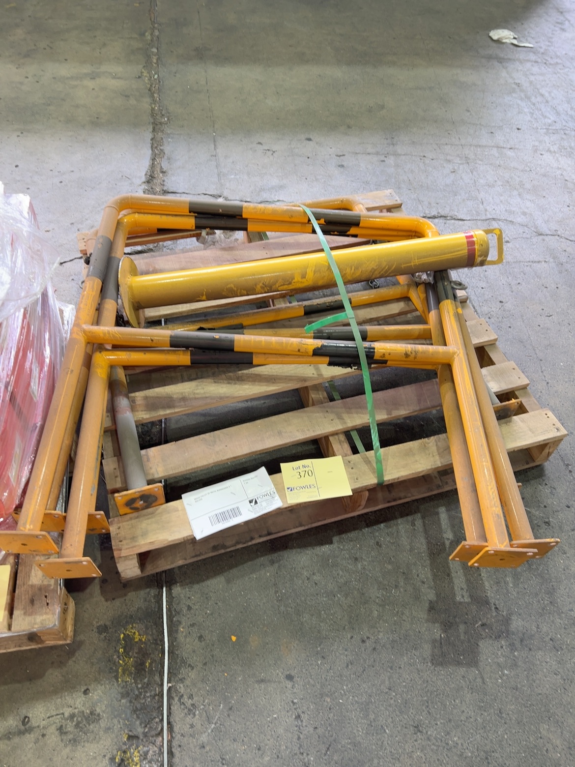 MIXED PALLET OF METAL BARRICADES & 1 BOLARD MIXED PALLET OF METAL BARRICADES & 1 BOLARD