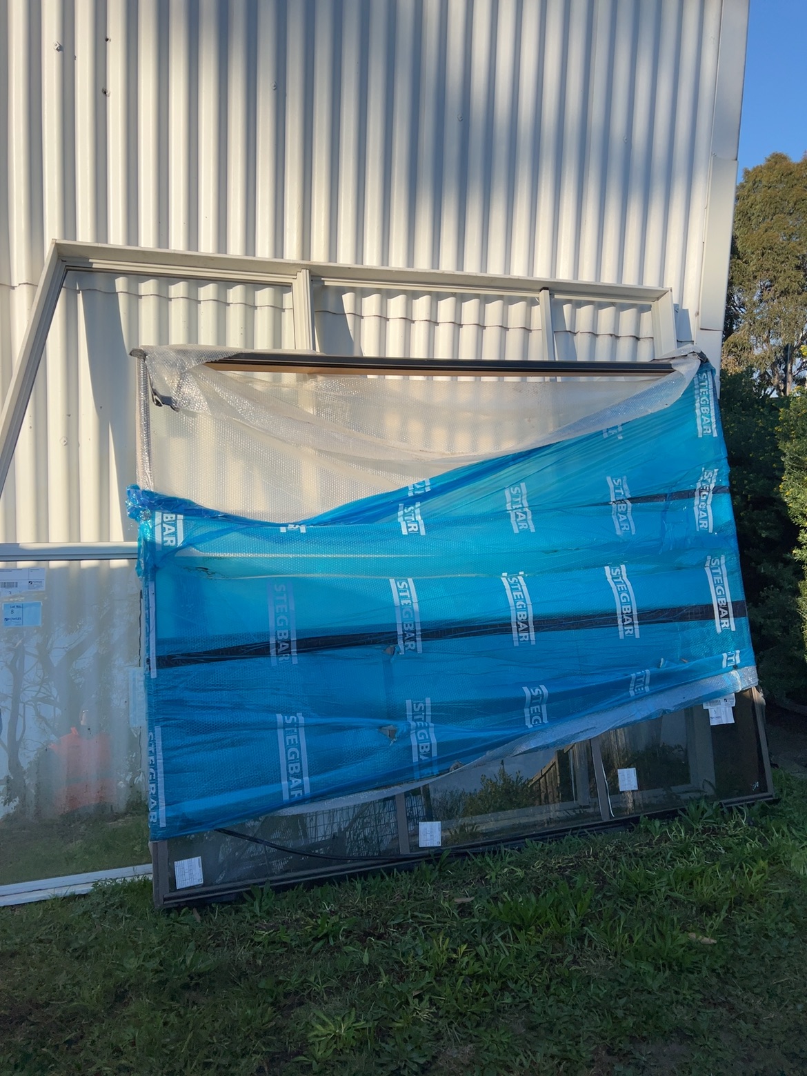 ASSORTED PARTIALLY GLAZED ALUMINIUM WINDOWS AND FRAMES ASSORTED PARTIALLY GLAZED ALUMINIUM WINDOWS AND FRAMES