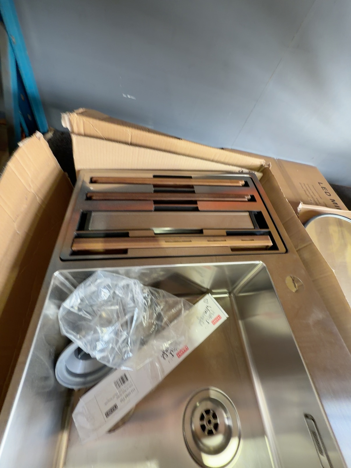 NEW FRANKE BOX 540MM SINK, BWX220-54, 127.0645.016, 12 MONTH WARRANTY NEW FRANKE BOX 540MM SINK, BWX220-54, 127.0645.016, 12 MONTH WARRANTY