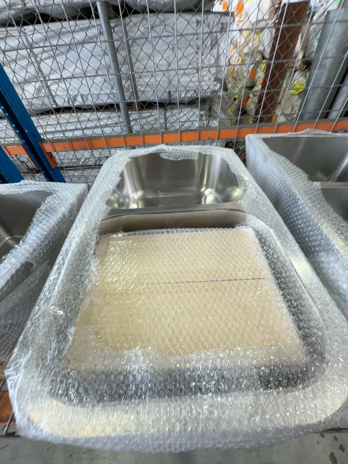 NEW MONACO DOUBLE BOWL UNDERMOUNT SINK, EXDU 12 MONTH WARRANTY NEW MONACO DOUBLE BOWL UNDERMOUNT SINK, EXDU 12 MONTH WARRANTY