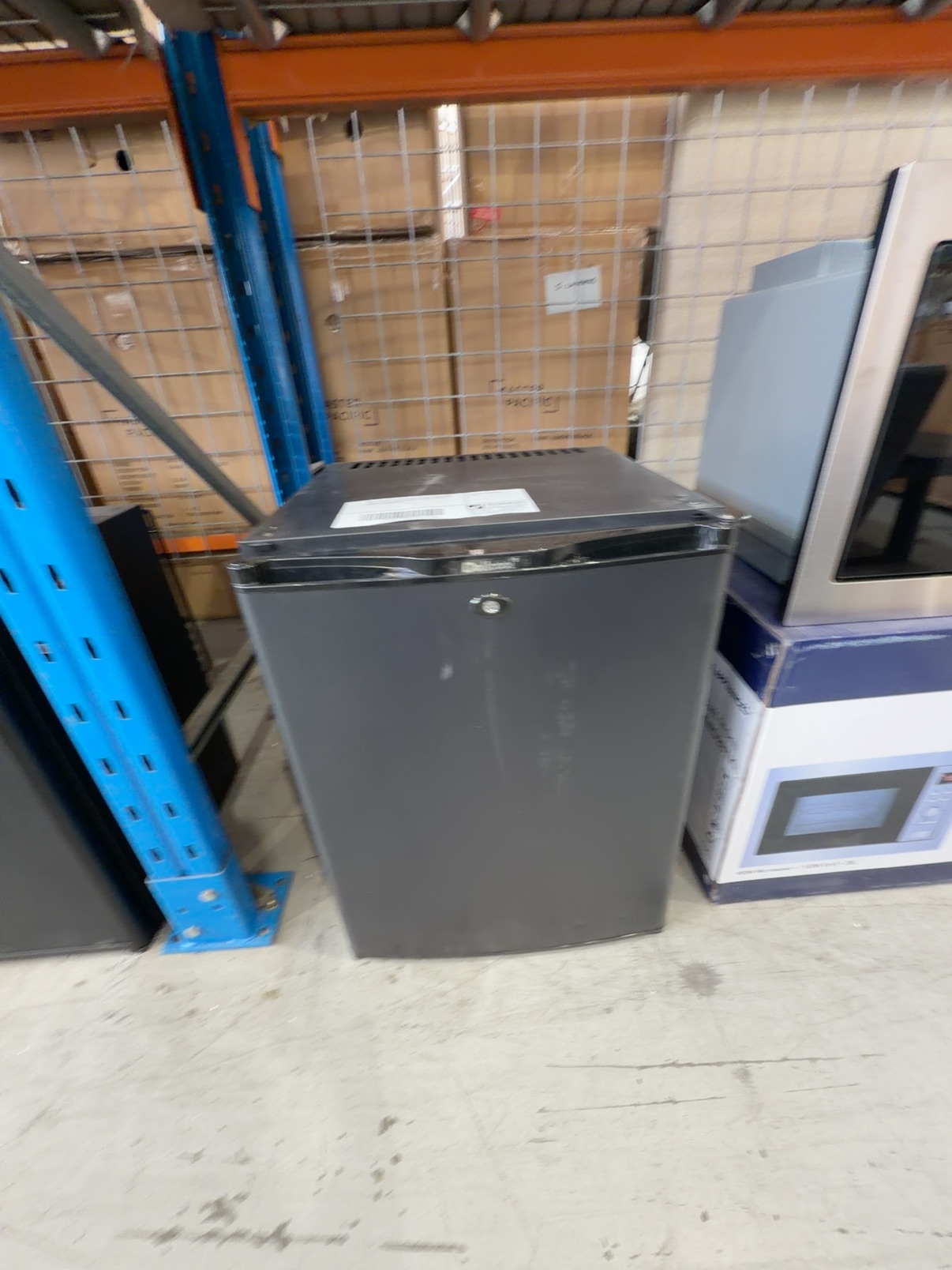 NEW SILENT 60 LITRE MOTEL QUIET MINI BAR FRIDGE WITH SOLID DOOR & LOCK, DW60E, 12 MONTH WARRANTY NEW SILENT 60 LITRE MOTEL QUIET MINI BAR FRIDGE WITH SOLID DOOR & LOCK, DW60E, 12 MONTH WARRANTY
