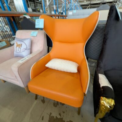 EX SHOWROOM SAMPLE - MODERN ORANGE PU ARMCHAIR WITH WHITE QUILTED BACK EX SHOWROOM SAMPLE - MODERN ORANGE PU ARMCHAIR WITH WHITE QUILTED BACK