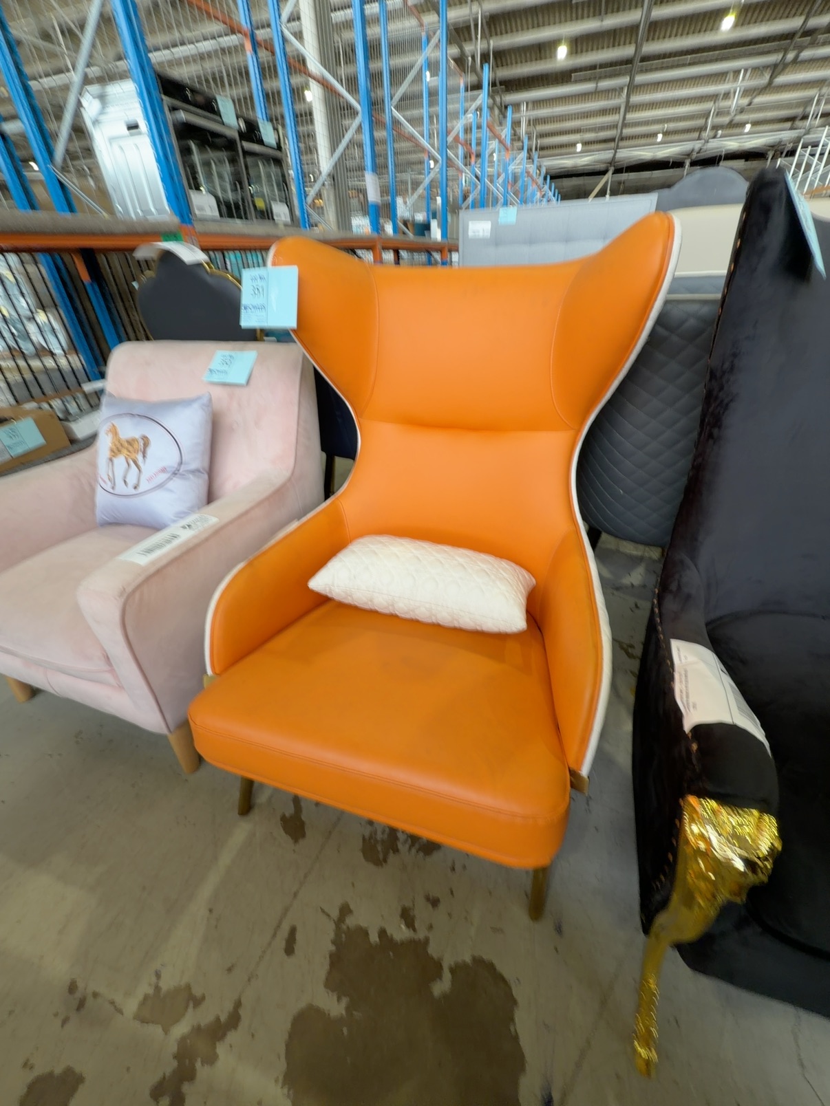 EX SHOWROOM SAMPLE - MODERN ORANGE PU ARMCHAIR WITH WHITE QUILTED BACK EX SHOWROOM SAMPLE - MODERN ORANGE PU ARMCHAIR WITH WHITE QUILTED BACK