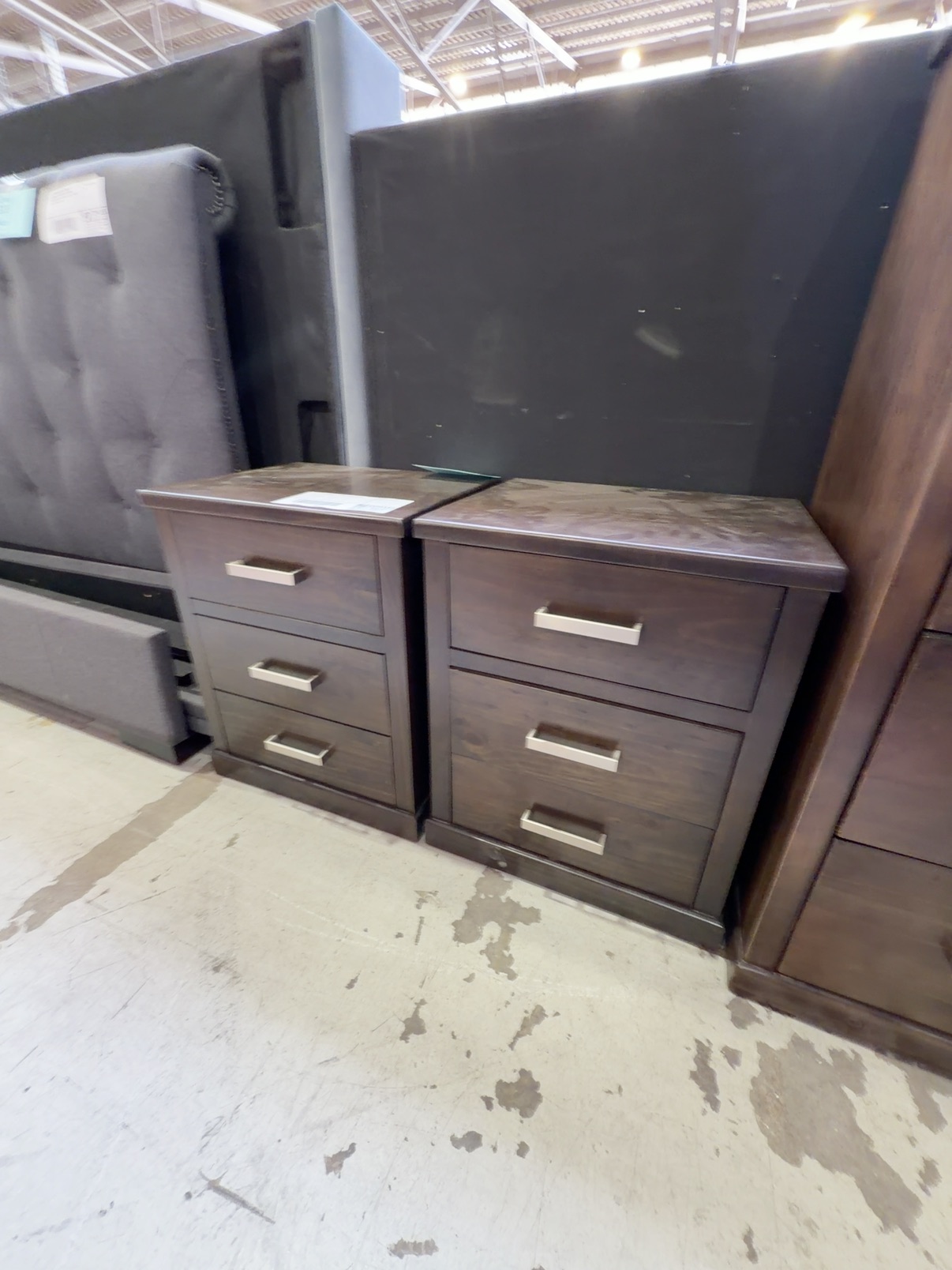 EX SHOWROOM - TIMBER BEDSIDE TABLE EX SHOWROOM - TIMBER BEDSIDE TABLE