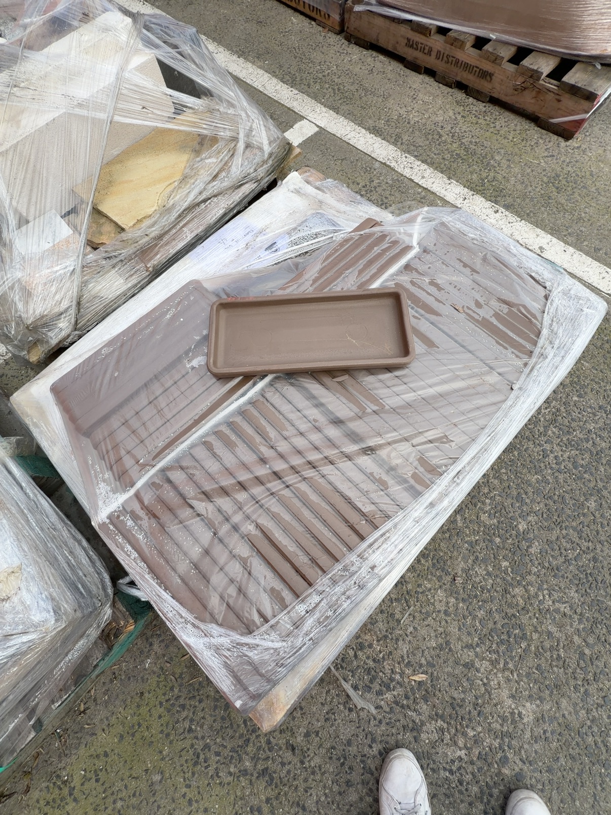 PALLET OF BROWN RECTANGLE PLANT POT SAUCERS, SOLD AS IS PALLET OF BROWN RECTANGLE PLANT POT SAUCERS, SOLD AS IS