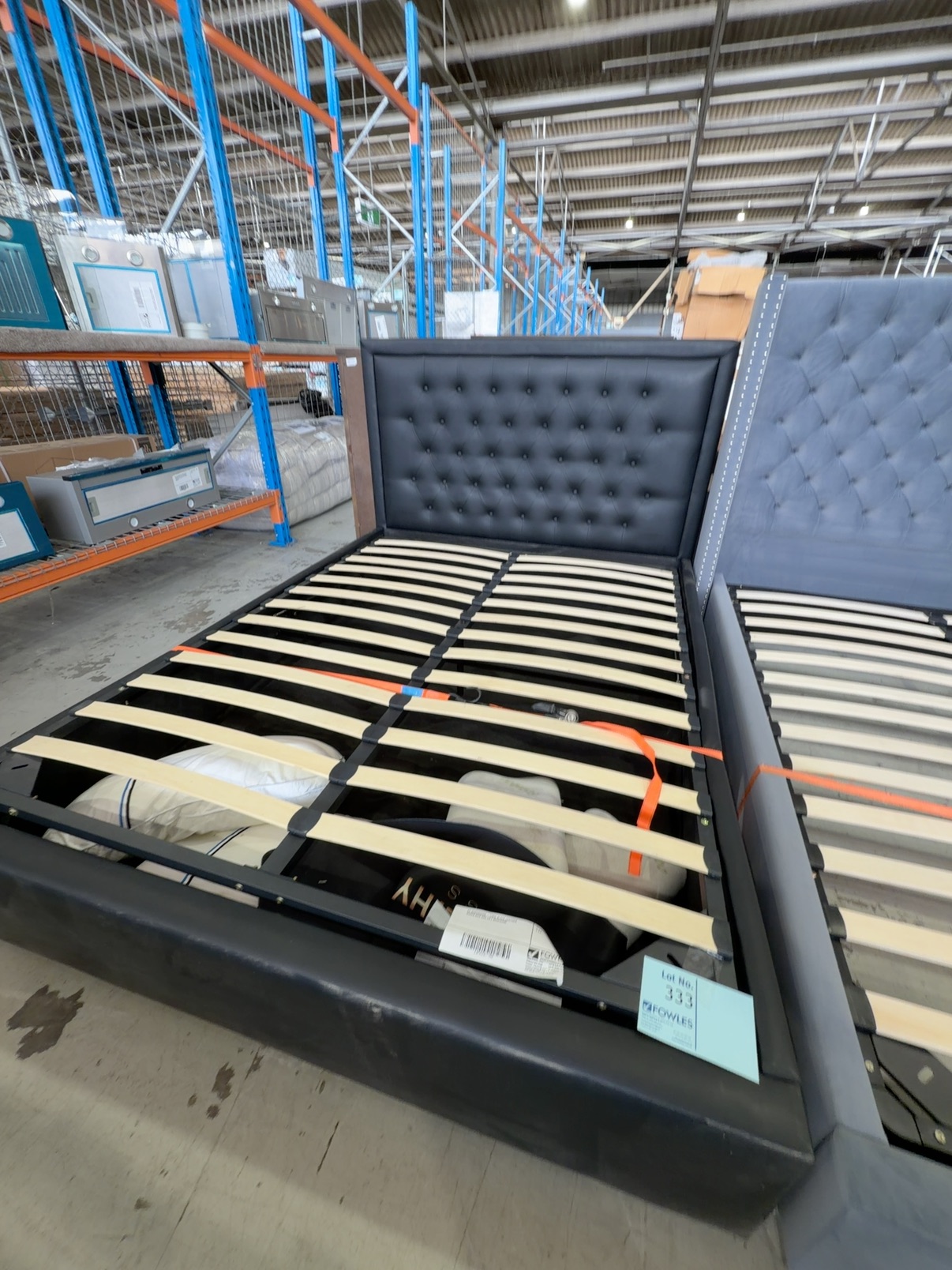 EX SHOWROOM - LIMA BLACK LEATHER QUEEN SIZE GAS LIFT BEDFRAME EX SHOWROOM - LIMA BLACK LEATHER QUEEN SIZE GAS LIFT BEDFRAME