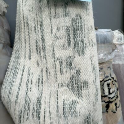 HIGH END RUG SAMPLE - APPROX SIZE 2200MM X 2900MM RRP$1199 HIGH END RUG SAMPLE - APPROX SIZE 2200MM X 2900MM RRP$1199
