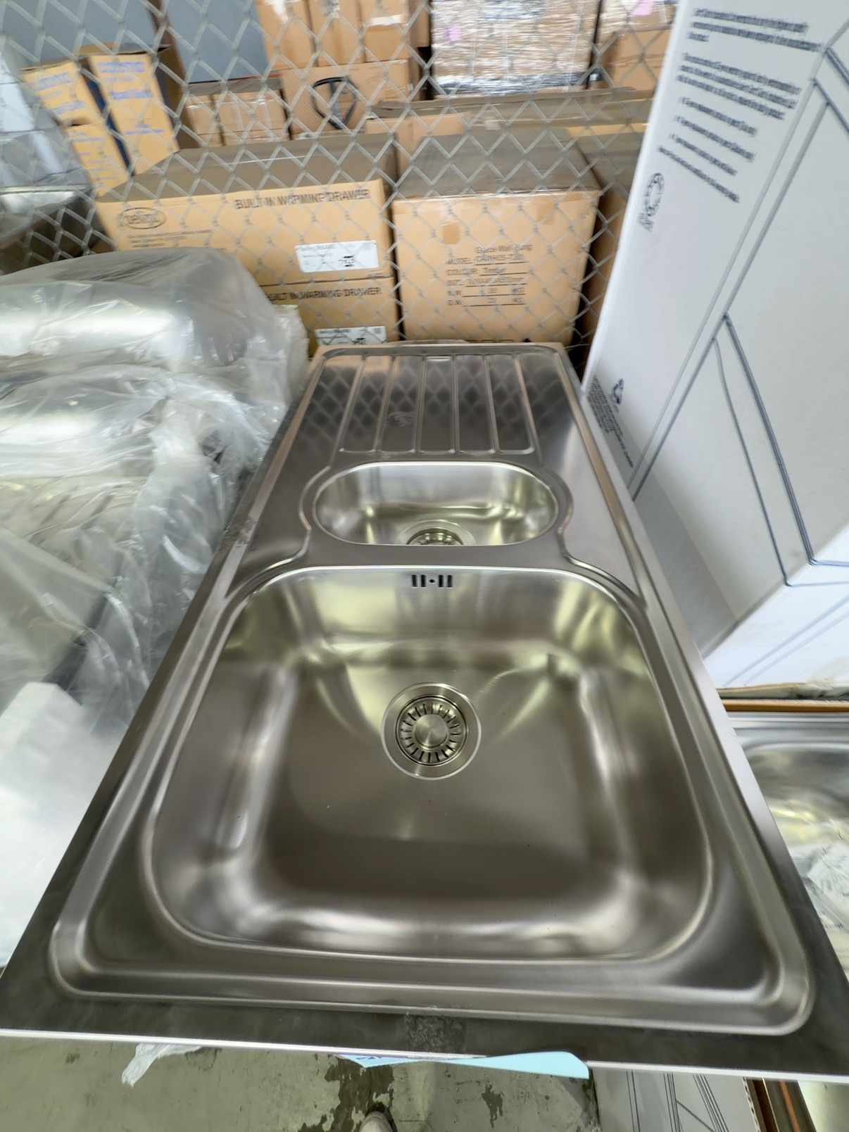 NEW FRANKE SKX651 S/STEEL KITCHEN SINK 1 & 1/4 BOWL WITH DRAINER, SINK IS REVERSIBLE WITH FRANKE WASTES WK655 X 1, WK662 X1, 112.0059.982 X 1 NEW FRANKE SKX651 S/STEEL KITCHEN SINK 1 & 1/4 BOWL WITH DRAINER, SINK IS REVERSIBLE WITH FRANKE WASTES WK655 X 1, WK662 X1, 112.0059.982 X 1