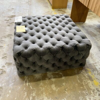 NEW GREY VELVET BUTTON UPHOLSTERED SQUARE OTTOMAN, SOLD AS IS NEW GREY VELVET BUTTON UPHOLSTERED SQUARE OTTOMAN, SOLD AS IS