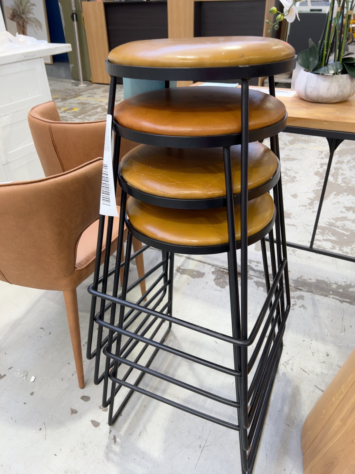 EX STAGING - TAN LEATHER BAR STOOL SOLD AS IS EX STAGING - TAN LEATHER BAR STOOL SOLD AS IS