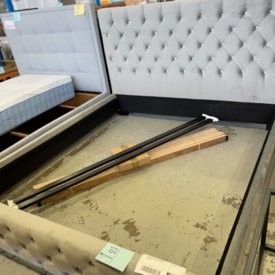 NEW DALLAS GREY VELVET KING SIZE BEDFRAME WITH CRYSTAL BUTTON UPHOLSTERY NEW DALLAS GREY VELVET KING SIZE BEDFRAME WITH CRYSTAL BUTTON UPHOLSTERY