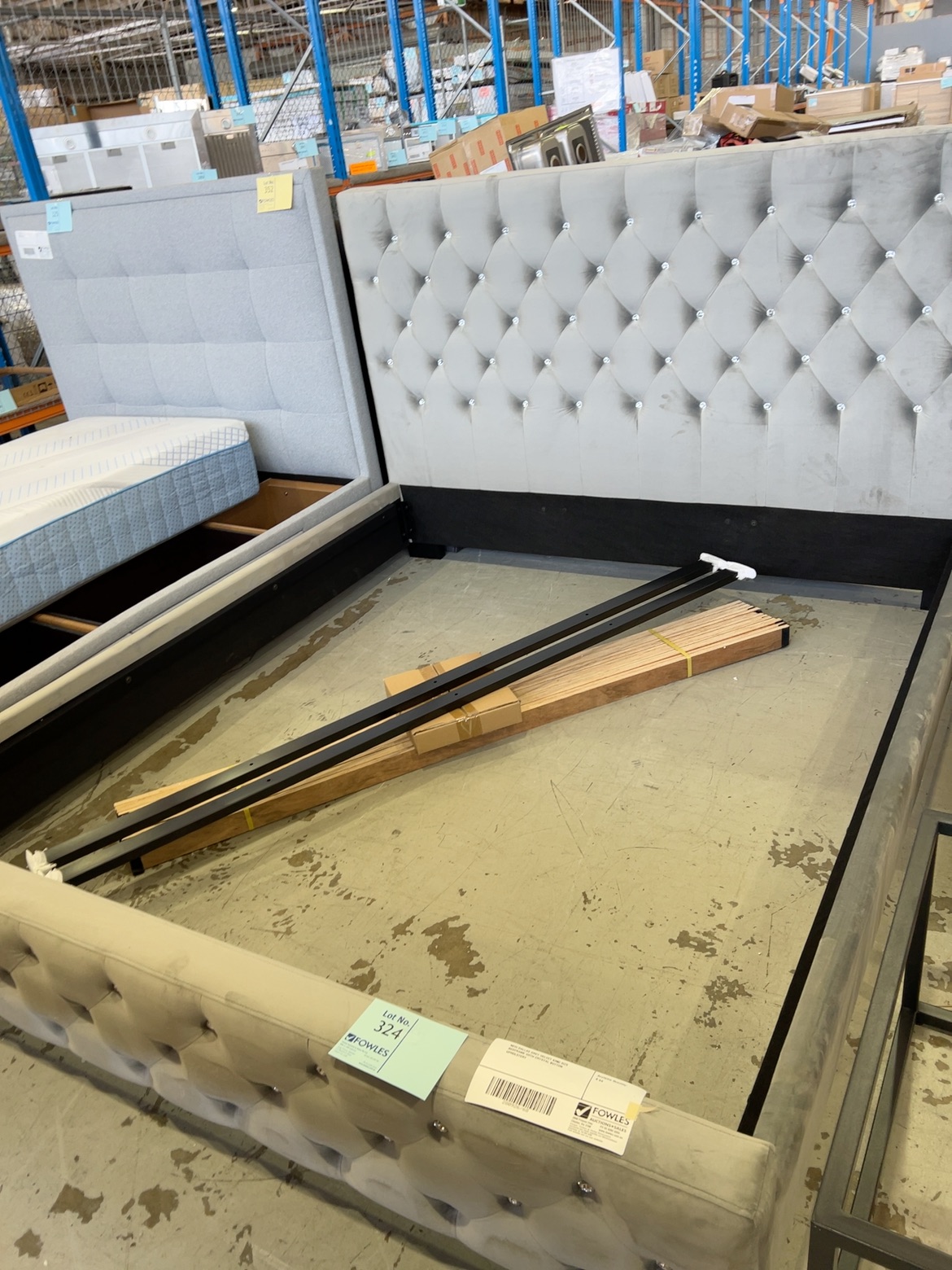 NEW DALLAS GREY VELVET KING SIZE BEDFRAME WITH CRYSTAL BUTTON UPHOLSTERY NEW DALLAS GREY VELVET KING SIZE BEDFRAME WITH CRYSTAL BUTTON UPHOLSTERY