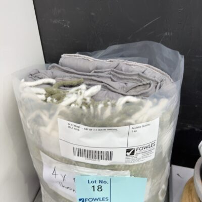 EX STAGING - LOT OF 4 X QUEEN THROWS, SOLD AS IS EX STAGING - LOT OF 4 X QUEEN THROWS, SOLD AS IS