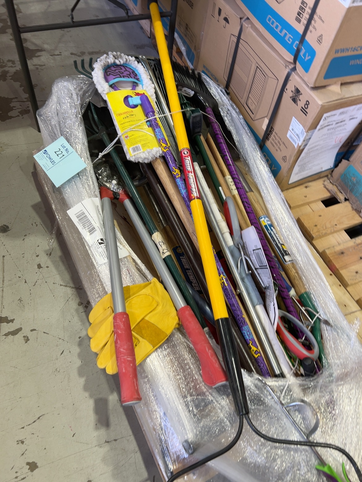 PALLET OF MIXED GARDEN TOOLS, SOLD AS IS NO WARRANTY PALLET OF MIXED GARDEN TOOLS, SOLD AS IS NO WARRANTY