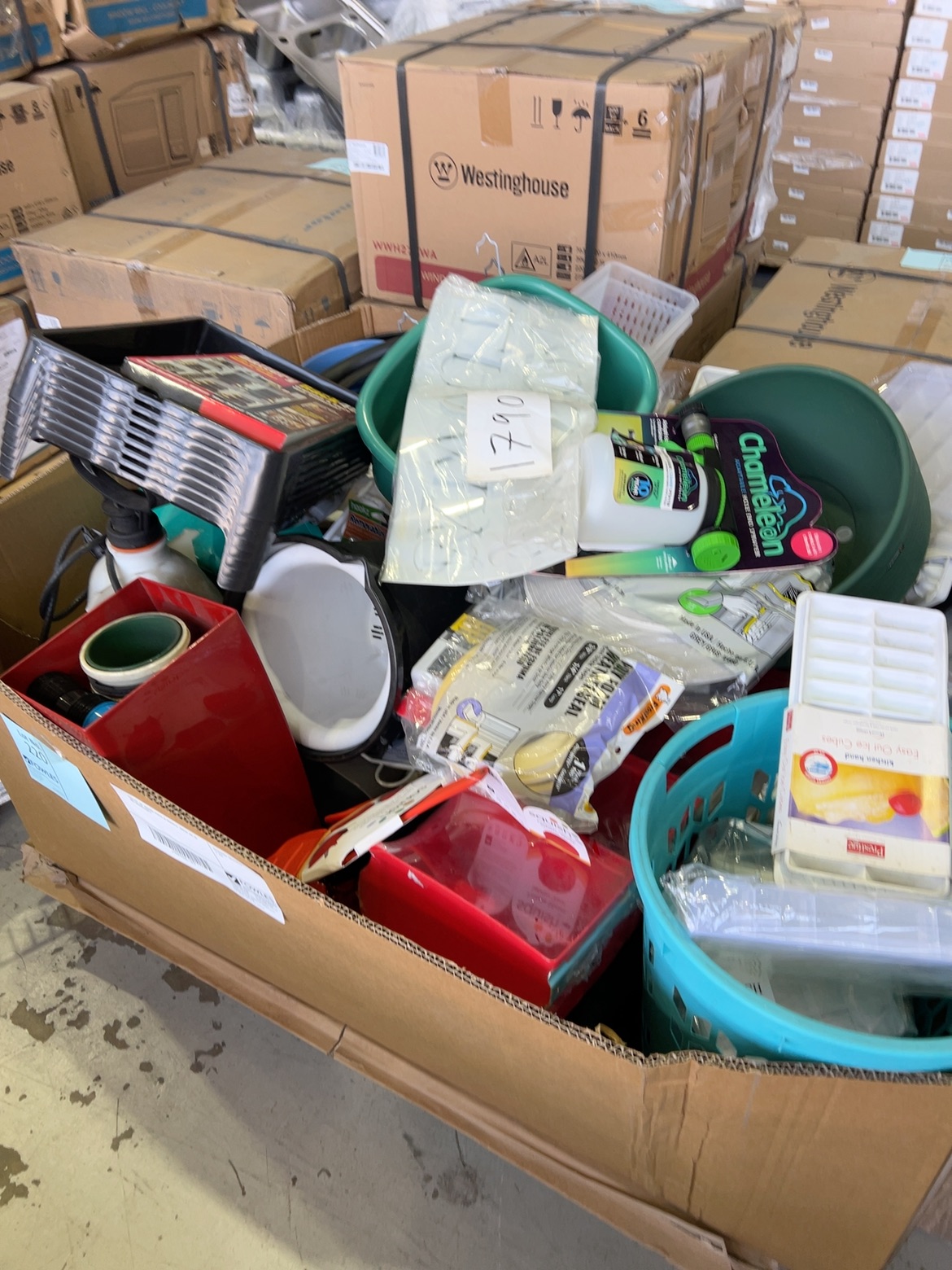 PALLET OF MIXED POTS & BOWLS, SOLD AS IS NO WARRANTY PALLET OF MIXED POTS & BOWLS, SOLD AS IS NO WARRANTY