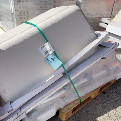 PALLET OF ASSORTED DROP IN BATHS, VARIOUS BRANDS AND SIZES, ALSO INCLUDING A SPA BATH SOLD AS IS