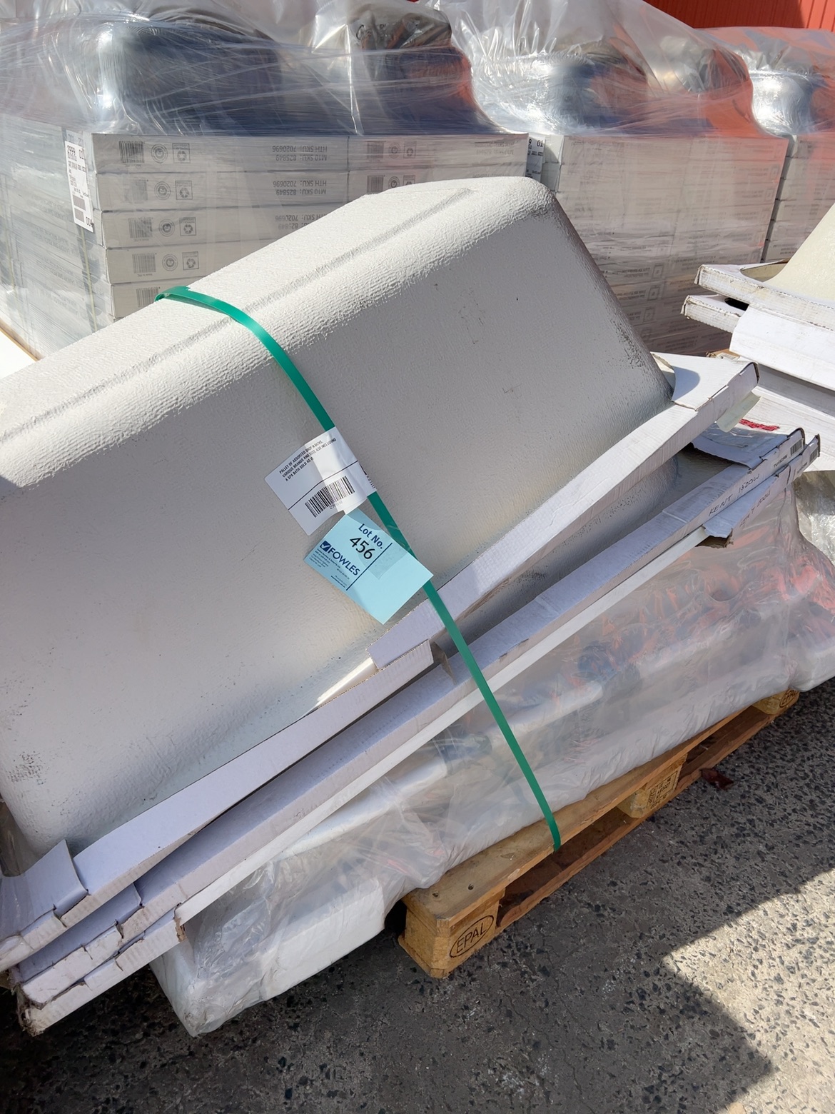 PALLET OF ASSORTED DROP IN BATHS, VARIOUS BRANDS AND SIZES, ALSO INCLUDING A SPA BATH SOLD AS IS PALLET OF ASSORTED DROP IN BATHS, VARIOUS BRANDS AND SIZES, ALSO INCLUDING A SPA BATH SOLD AS IS
